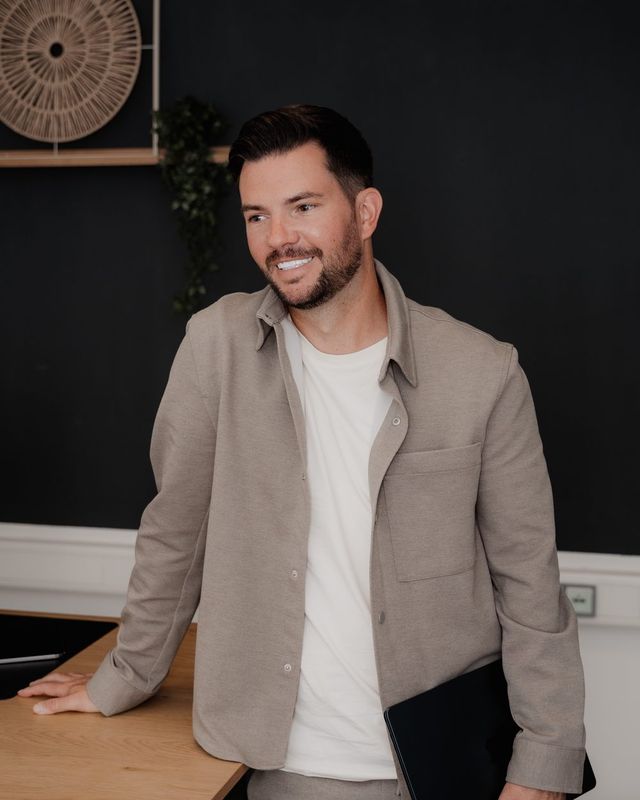 Mario Holz, Founder und Principal Consultant von conmh, im Büro in Brüggen